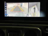 【全方位型モニター】クルマを上空から見下ろしているかのように、直感的に周囲の状況を把握できる全方位型モニター。狭い場所での駐車でも周囲が映像で確認できます。