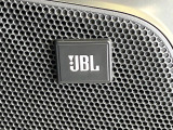 【JBLサウンドシステム】メーカーオプションの高品位サウンドシステムを搭載。専用のチューニングが施された大小様々なスピーカーから良質なサウンドが奏でられ、臨場感あふれる音響空間を演出します。