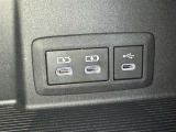充電用USB端子付き。スマートフォンなどの充電に便利です。