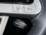 クルーズコントロール機能が付いています。 速度を設定するとアクセルを踏まなくても一定の速度で走ることができます。  高速道路ではとても便利な装置なんです。