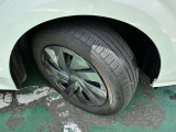 タイヤサイズは185/65R15です。日産純正ホイール装着車です。