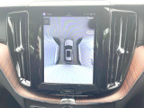 【360&deg;ビューカメラ】4台の高解像度カメラで360度の鳥瞰図を表示。隣の車や壁、死角にある障害物などを画面で確認できるため、狭いスペースでの駐車・出入りも安心です。