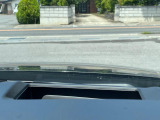 【ヘッドアップディスプレイ】現在の速度や走行情報をデジタル表示で運転席前方のガラスに投影!運転中、目線をずらさず必要な情報を確認できるのでとっても便利で安心!