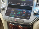 【オートエアコン】一度お好みの温度に設定すれば、車内の温度を検知し風量や温度を自動で調整。暑い&hellip;寒い&hellip;と何度もスイッチ操作をする必要はありません。快適な車内空間には必須の機能ですね♪