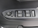 パワーウィンドウのスイッチです。 運転席に居ながら助手席の窓を開け閉めできるので便利ですよ。 ロック機能も付いてるので子供がイタズラして窓を開けるという事もできなくできますよ。