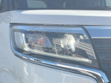 【LEDヘッドライト】悪天候や夜間走行時も良好な視界を確保し安心して運転できる高輝度LEDヘッドライトを装備!点灯速度が早く、消費電力も抑えられています。