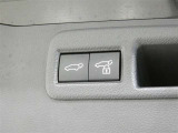 ワンタッチでバックドアが開閉。重たいバックドアも力いらずで開閉できる便利なパワーバックドア付きです!