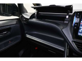 収納場所が豊富で室内もスッキリ!インパネテーブル装備!車内での小物などを一時的に置くとき利用できます。