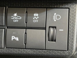 【スマートアシスト】走行中に前方の車両等を認識し、衝突しそうな時は警報とブレーキで衝突回避と被害軽減をアシスト。より安全にドライブをお楽しみいただけます。