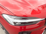 【LEDヘッドライト】ハイビームを先行車や対向車にあてず、その両サイドではハイビーム照射を維持。見える範囲が段違いに広くなりました。北欧神話に登場するトールハンマーをモチーフにデザイン。