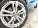 ●純正18インチアルミホイール:輸入車ならではの卓越した走りを支えるホイールと足回りです!日本車の走りに慣れている方にもぜひ体感して頂きたいほど、高いレベルでまとまっています!