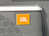 【JBLサウンドシステム】メーカーオプションの高品位サウンドシステムを搭載。専用のチューニングが施された大小様々なスピーカーから良質なサウンドが奏でられ、臨場感あふれる音響空間を演出します。