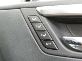 運転席のシートポジションを記憶・再現できるメモリー機能を搭載しています。