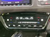 【オートエアコン】一度お好みの温度に設定すれば、車内の温度を検知し風量や温度を自動で調整。暑い&hellip;寒い&hellip;と何度もスイッチ操作をする必要はありません。快適な車内空間には必須の機能ですね♪