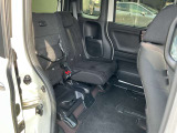後席をはね上げれば、狭い駐車場などでテールゲートが開けられない時は、後席の座面をはね上げて荷物を積める空間に。はね上げ操作はワンアクションです。A型ベビーカーもたたまずに積めます。