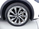 純正21インチのアルミホイールは、やっぱり車にピッタリマッチするデザインですね。