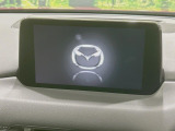 【マツダコネクトナビ】車内の雰囲気にマッチした一体型タイプのナビ。各種車輌設定やBluetooth再生等、様々な機能が楽しめます。直感的なダイヤル操作が可能で、使い勝手も良好です。