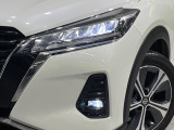 【LEDヘッドライト】悪天候や夜間走行時も良好な視界を確保し安心して運転できる高輝度LEDヘッドライトを装備!点灯速度が早く、消費電力も抑えられています。