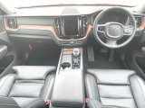 XC60ウルトラT6プラグインハイブリッドが入庫しました!開放的なサンルーフやエアサスペンションなど贅沢装備が満載です♪もちろん安全機能も充実しております。是非ご覧にお越しくださいませ♪