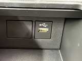 充電用USB端子付き。スマートフォンなどの充電に便利です。