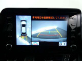 【全周囲モニター】車を上空から見下ろしたような映像をカーナビ画面に映し出し、車庫入れや縦列駐車をサポートしてくれます。