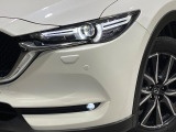 【LEDヘッドライト】悪天候や夜間走行時も良好な視界を確保し安心して運転できる高輝度LEDヘッドライトを装備!点灯速度が早く、消費電力も抑えられています。