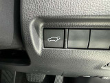 電動式バックドアです。 荷物を持ったままでもボタン一つで自動的に開け閉めできるので便利ですよ。 挟み込み防止機能も付いていますのでお子様の手や荷物を挟み込むのを防いでくれますよ。
