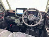 運転席まわりです。 各操作スイッチは使いやすい位置に配置されてます。