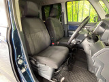運転席まわりには十分なスペースがあり、大柄な方でもゆったり運転していただける環境です。