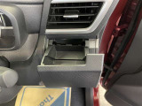 運転席と助手席には、回転式のインパネカップホルダーが装備されています。