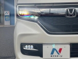 【LEDヘッドライト】悪天候や夜間走行時も良好な視界を確保し安心して運転できる高輝度LEDヘッドライトを装備!点灯速度が早く、消費電力も抑えられています。
