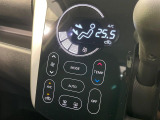 【オートエアコン】一度お好みの温度に設定すれば、車内の温度を検知し風量や温度を自動で調整。暑い&hellip;寒い&hellip;と何度もスイッチ操作をする必要はありません。快適な車内空間には必須の機能ですね♪