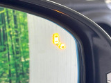 【ブラインドスポットインフォメーション】走行中、ドアミラーの死角になりやすい箇所に後続車が接近するとサイドミラー付近に警告を表示、ドライバーに注意喚起をしてくれます。