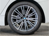 【BMWアロイホイル】軽量かつ強度に拘ったアロイホイル。走行性能ポテンシャルを引き出す設計。車の足元を引き締めてくれる大きなポイントはアロイホイルです。