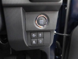 【アイドリングストップ】赤信号や渋滞で停車した際にエンジンを停止し、無駄な燃料の消費を抑えます。燃費向上や環境保護につなげる機能♪エンジンはブレーキを離せば再始動します。