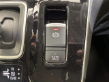 【電動パーキングブレーキ/オートブレーキホールド】パーキングブレーキをかけるときはレバーを引くだけ!ブレーキホールドは信号待ちなどの停止中にブレーキペダルから足を離してもブレーキがかかったまま!