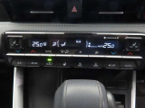 オートエアコンを装備しています。室内の温度を設定すると、センサーが室温を感知して、温度、風量を自動的にコントロールし、快適な空間にしてくれます。