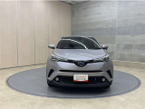 お車購入のポイントとなるフロントマスクです!シャープな目つきが印象的なデザインのヘッドランプです。