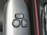 電動格納式ドアミラー付き。 狭い駐車場へ停めた時に、ボタン1つで左右のミラーをたたむ事ができます。