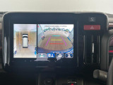【全方位型モニター】クルマを上空から見下ろしているかのように、直感的に周囲の状況を把握できる全方位型モニター。狭い場所での駐車でも周囲が映像で確認できます。