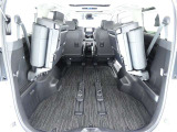 三列目シートは、折りたためますので大きなスペースが出来ちゃいます。キャンプ用品など大きな荷物もばっちり収納可能です♪