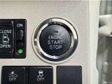 エンジンスタートボタンです。キーが車内にあれば、エンジンの始動・停止はブレーキを踏んでスイッチを押すだけ!キーを取り出す手間を省き、ワンプッシュでエンジンを操作するので簡単でスムーズです。