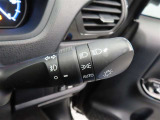 スイッチをオートに設定しておけば、車外の明るさに応じて自動的にヘッドランプを点灯・消灯します。夕暮れ時やトンネルの続く山道などを走行する時に便利なコンライトを装備しています。