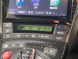 【オートエアコン】一度お好みの温度に設定すれば、車内の温度を検知し風量や温度を自動で調整。暑い&hellip;寒い&hellip;と何度もスイッチ操作をする必要はありません。快適な車内空間には必須の機能ですね♪
