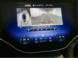 【全方位型モニター】クルマを上空から見下ろしているかのように、直感的に周囲の状況を把握できる全方位型モニター。狭い場所での駐車でも周囲が映像で確認できます。