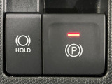 【電動パーキングブレーキ】パーキングブレーキは便利な電動式!ボタン一つで操作でき、アクセルを踏めば自動で解除されます♪レバーやペダルが無いので運転席廻りもすっきりしますね♪