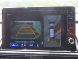 【マルチビューカメラシステム】フロントビューだけでなく、グラウンドビューも表示!自車を上空から見下ろしたような映像が表示されるので、駐車時などにドライバーの死角を減らすことができます。