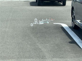 【ヘッドアップディスプレイ(HUD)】フロントウインドウガラスに走行情報を投影します。運転中の目線と重なるように表示されるので、少ない視線移動で速度が確認できるので、 ドライビングに集中できます!