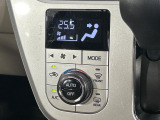 【オートエアコン】一度お好みの温度に設定すれば、車内の温度を検知し風量や温度を自動で調整。暑い&hellip;寒い&hellip;と何度もスイッチ操作をする必要はありません。快適な車内空間には必須の機能ですね♪