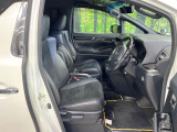 運転席まわりには十分なスペースがあり、大柄な方でもゆったり運転していただける環境です。